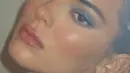 Kendall Jenner tampak menawan dengan eyeshadow nuansa denim biru, dipadukan complexion tipis, bibir mengkilap, dan maskara. [@maryphillips]