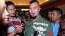 Suami Mulan Jameela ini tidak mengubah rambut potongan mohawk-nya meski terpilih menjadi bakal calon Gubernur Jakarta. Selain itu Dhani juga tampil santai dengan kemeja hijau bertuliskan ‘funk’ di bagian kantong sebelah kanan. (Deki Prayoga/Bintang.com)