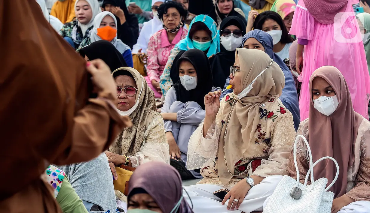 <p>Umat Islam bersiap melaksanakan sholat Id 1 Syawal 1443 Hijriah hingga memenuhi Stadion Jakarta Internasional Stadium, Senin (2/5/2022). Pemerintah Indonesia menetapkan Hari Raya Idul Fitri 1443 Hijriah jatuh pada tanggal 2 Mei 2022. (Liputan6.com/Johan Tallo)</p>