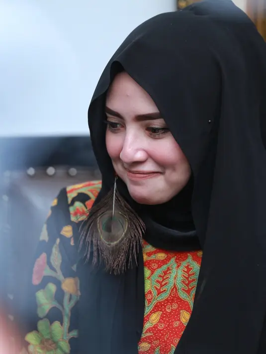 "Kenalnya sebenarnya belum lama.Sebenarnya beliau sudah tahu saya dahulu. Karena saya kan aktif di berbagai usaha dan bidang. Untuk religi di politik karena kalau berhubungan dengan Mas Opick harusnya sudah terbiasa," ujar Yulia.(Adrian Putra/Bintang.com)