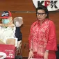 Wakil Pimpinan KPK, Basaria Panjaitan (kanan) dan penyidik menunjukan barang bukti uang Rp1,5 milyar di gedung KPK, Jakarta, Rabu (12/12). KPK menetapkan 4 tersangka terkait dugaan suap anggaran pendidikan di Cianjur. (merdeka.com/Dwi Narwoko)