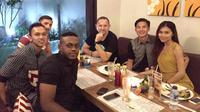 Dejan Antonic makan malam bersama pemain Persib Bandung sebagai perpisahan sebelum ia kembali ke Hong Kong. (Facebook Dejan Antonic)