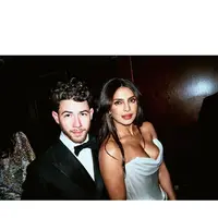 Setelah sukses mencuri sorotan di karpet merah utama, pasangan ini kembali menjadi pusat perhatian dengan gaya yang terasa begitu intim dan timeless, bak pengantin baru yang baru saja melangkah keluar dari sesi pemotretan editorial. [@priyankachopra].