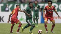 Gelandang Persebaya, Nerius Alom, berusaha melewati kepungan pemain Martapura FC pada laga semifinal Liga 2 2017 di Stadion GBLA, Bandung, Sabtu (25/11/2017). Persebaya menang 3-1 atas Martapura FC. (Bola.com/Vitalis Yogi Trisna)