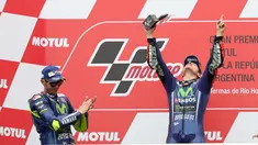 Pembalap Movistar Yamaha Maverick Vinales merayakan kemenangan di atas podium usai menjuarai MotoGP Argentina di Sirkuit Termas de Rio Hondo, Minggu (9/4).Vinales menyelesaikan balapan dengan catatan waktu 41 menit 45,060 detik (AP Photo/Nicolas Aguilera)
