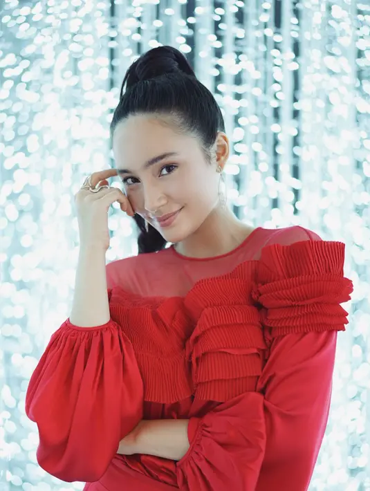 Dalam setiap penampilannya, Tatjana Saphira selalu terlihat fashionable. Meskipun tak mengumbar keseksian, akan tetapi ia tetap terlihat cantik menawan. (Foto: instagram.com/tatjanasaphira)