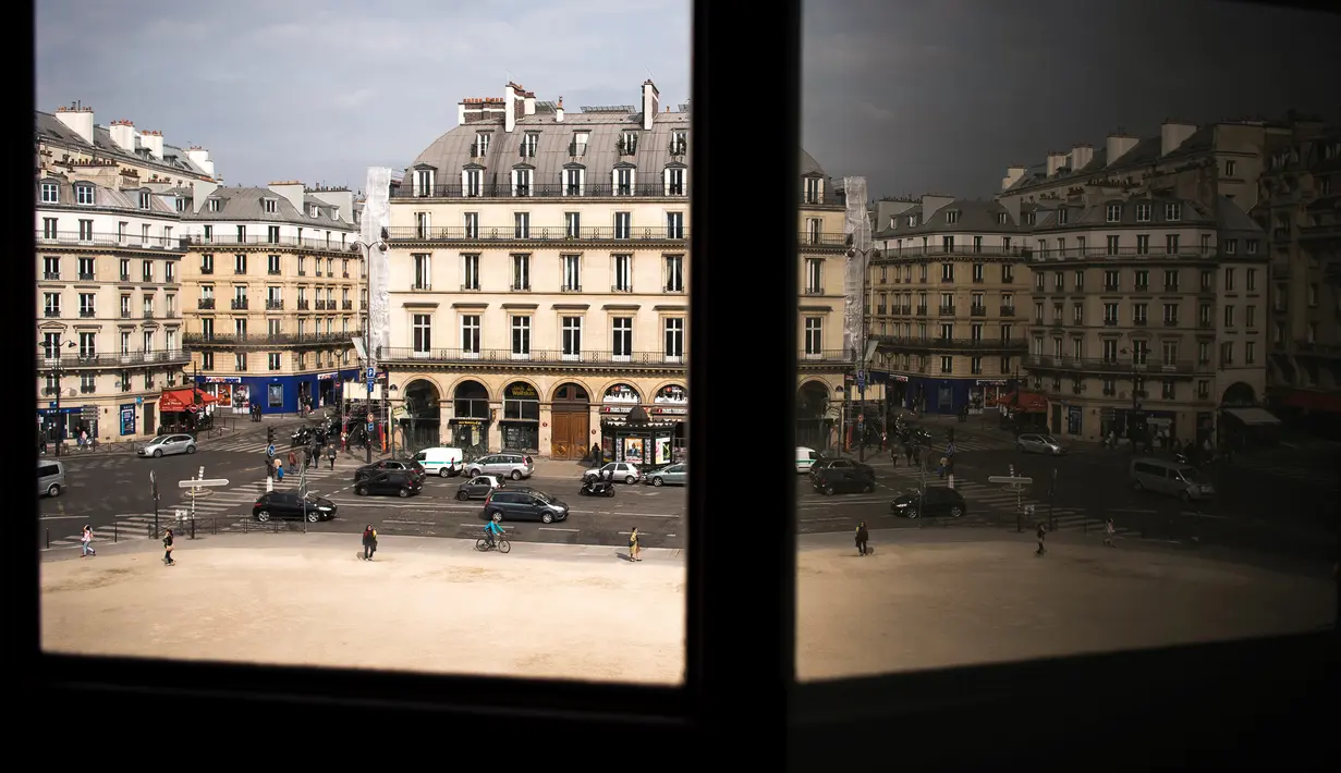 Pemandangan jalan Rivoli terlihat dari gambar yang diambil di balik jendela museum Louvre di Paris, 16 Mei 2016. (LIONEL Bonaventure/AFP)