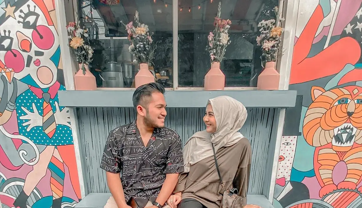 Kemesraan pasangan yang bertunangan pada 9 November 2019 semakin terlihat saat sedang berduaan seperti ini. Saling tatap dan tersenyum membuat pasangan muda ini terlihat begitu serasi. Ditambah lagi, keduanya berfoto di tempat yang estetik. (Liputan6.com/IG/@kesharatuliu05)