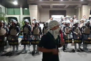 Demonstran Duduki Kantor Pertamina hingga Malam, Tuntut Transparansi Krisis BBM di Sulsel