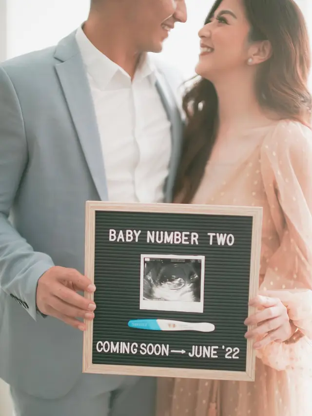 Umumkan Hamil Anak Kedua, Ini 7 Pemotretan Franda dan Samuel Zylgwyn Bersama Buah Hati