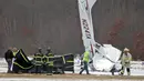 Tim penyelamat bekerja di lokasi kecelakaan pesawat kecil di Bandara Kota Mansfield, Massachusetts, AS, Sabtu (23/2). Kecelakaan menewaskan dua orang. (Matthew J. Lee/The Boston Globe via AP)