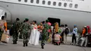 Rombongan "Indonesia Peduli Nepal" membawa barang-barang yang dibutuhkan warga Nepal, Jakarta, Rabu (29/4/2015). Dalam rombongan pertama ini Indonesia mengirim 66 personel. (Liputan6.com/Faizal Fanani) 