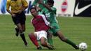Uston Nawawi yang pernah bermain untuk Persebaya Surabaya juga ikut andil membawa timnas Indonesia melaju hingga babak final Piala AFF 2000. (Foto: AFP/Weda)