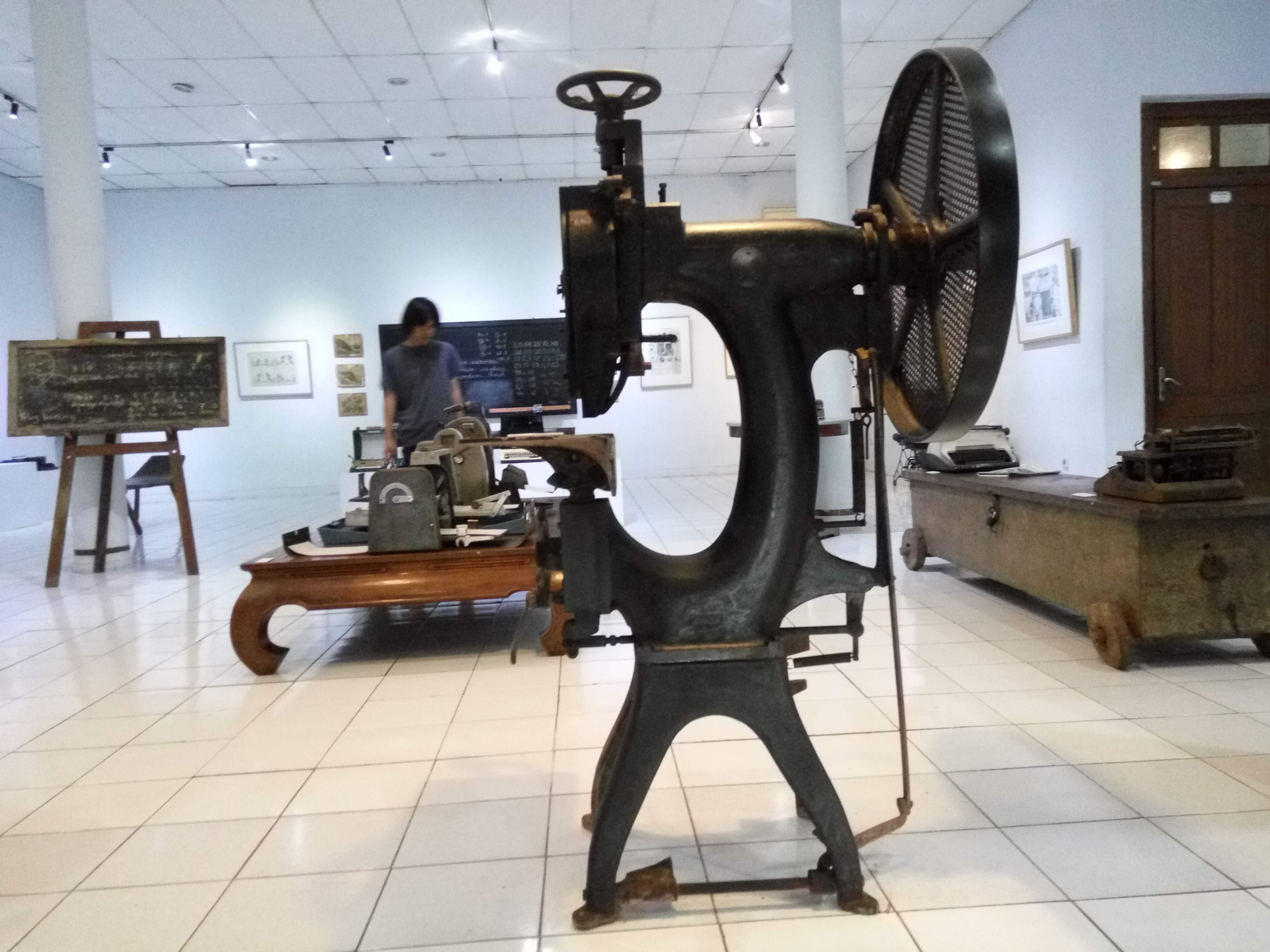 Pameran Teken yang berlangsung di BBY menghadirkan ratusan koleksi benda dan alat tulis sepanjang sejarah Indonesia. (Liputan6.com/Switzy Sabandar)