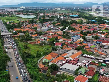 Foto udara memperlihatkan ribuan kendaraan pemudik terjebak kemacetan menjelang gerbang Tol Merak di Cilegon, Banten, Sabtu, (6/4/2024). (Liputan6.com/Angga Yuniar)