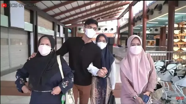 Momen Kebersamaan Teuku Ryan Suami Ria Ricis dan Sang Ibu