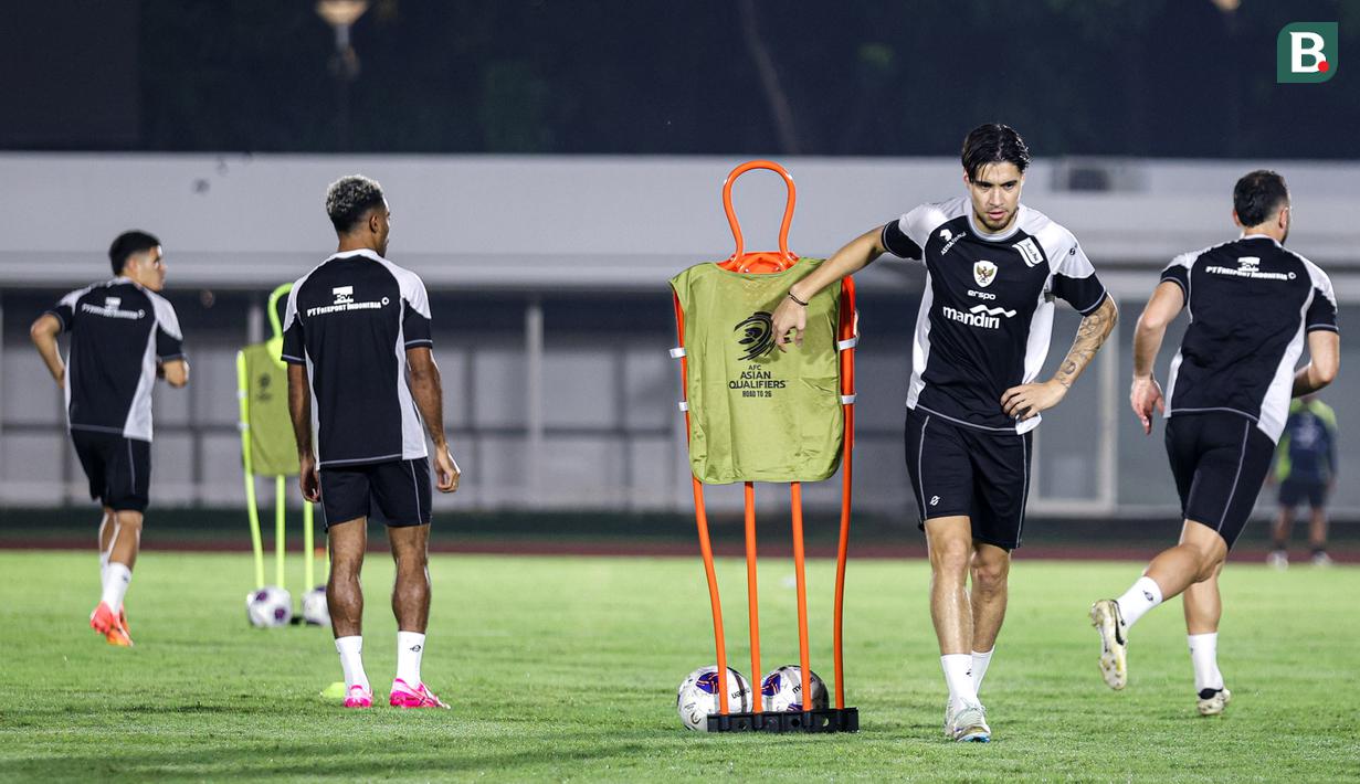Pemain Timnas Indonesia, Kevin Diks, saat sesi latihan jelang lawan Jepang di Stadion Madya, Jakarta, Selasa (11/12/2024). (Bola.com/Bagaskara Lazuardi)