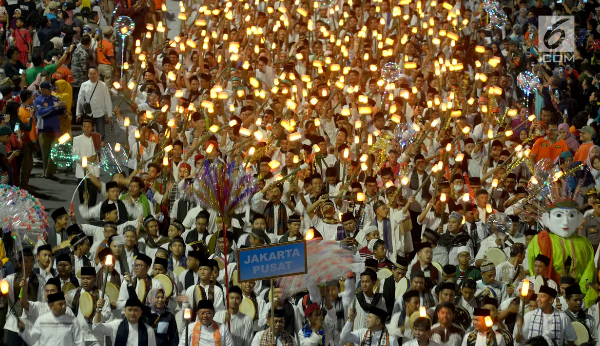 Umat muslim mengikuti pawai obor menyambut Tahun Baru Islam 1441 H pada acara Jakarta Muharram Festival di kawasan Bundaran HI, Jakarta, Sabtu (31/8/2019). Pawai yang diikuti 4000 peserta dimulai dari Jalan Merdeka Barat, Silang Monas, menuju Bundaran HI. (merdeka.com/Imam Bukhori)
