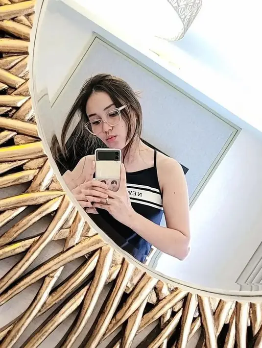 <p>Banyak netizen yang menyebut jika penampilan Ayu Ting Ting mirip dengan idol K-Pop. [Foto: instagram.com/ayutingting92]</p>