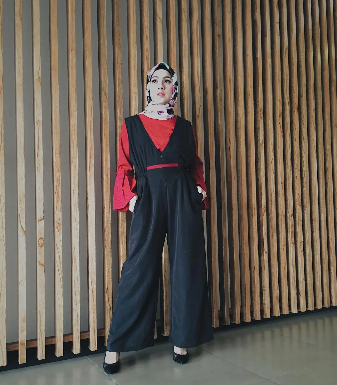 Mix and match hijab untuk busana kerja yang modis. (Image: missnyctagina/instagram)