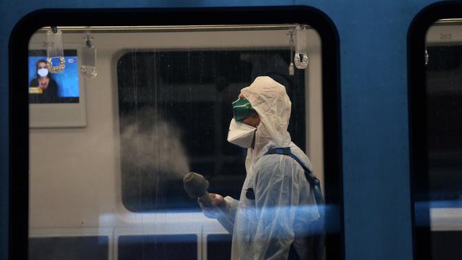 Petugas kebersihan melakukan disinfeksi di kereta bawah tanah di Ankara, Turki (19/11/2020). Kementerian juga mengonfirmasi tambahan 123 orang meninggal dalam 24 jam terakhir, sehingga total kematian menjadi 11.943, sementara jumlah kesembuhan naik 2.918 menjadi 364.573. (Xinhua/Mustafa Kaya)