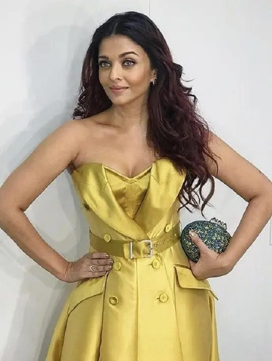 Selain wajah yang cantik, Aishwarya Rai juga punya rambut hitam panjang yang indah. Bahkan ia dipercaya sebagai bintang iklan sebuah produk perawatan rambut. (Foto: instagram.com/aishwaryaarai)