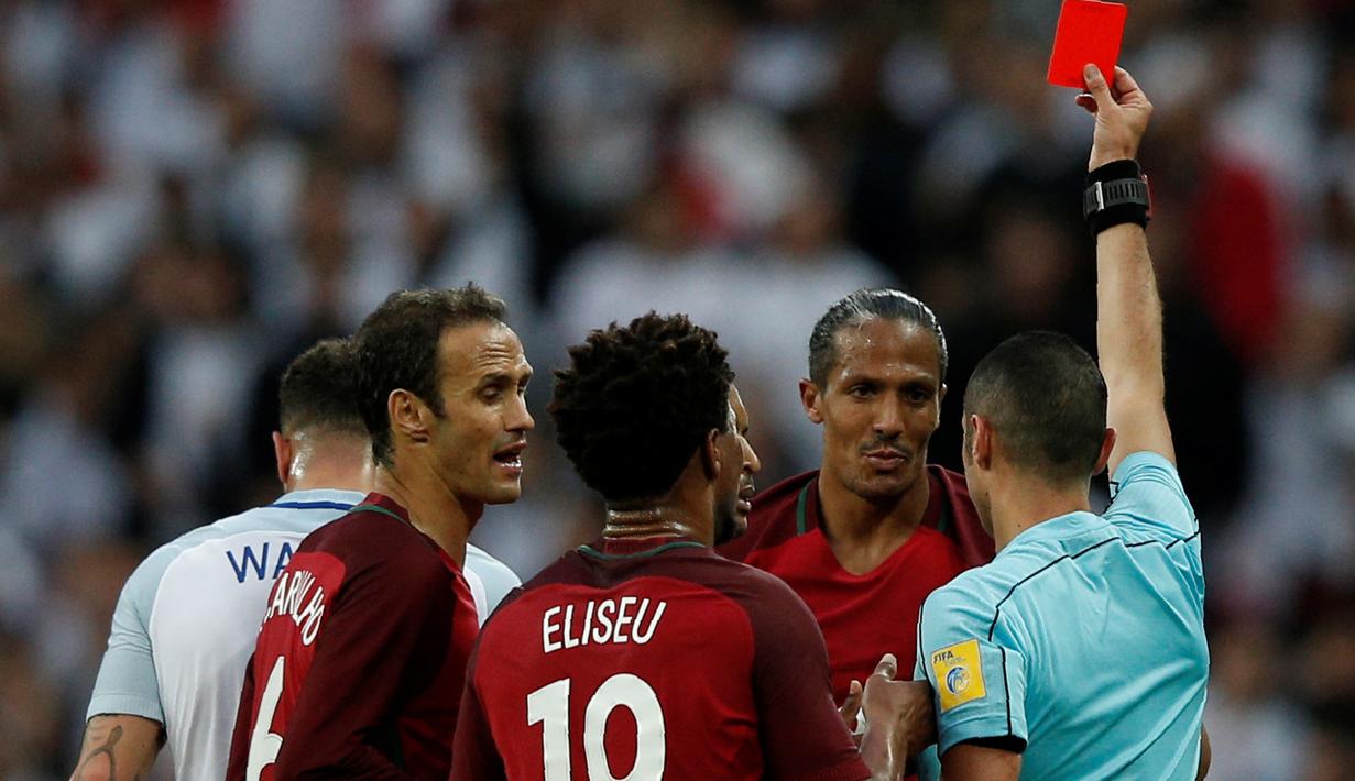 Bek Portugal, Bruno Alves, mendapat kartu merah setelah melanggar striker Inggris, Harry Kane, dalam laga persahabatan di Stadion Wembley, London, Kamis (2/6/2016). (AFP/Adrian Dennis)