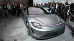 Pengunjung melihat mobil konsep listrik Sony Vision-S pada ajang Consumer Electronics Show (CES) 2020 di Las Vegas, Nevada, Rabu (8/1/2020). Ini adalah mobil sedan konsep listrik yang menampilkan 33 sensor berbeda di dalam dan di luar bodi. (Robyn Beck / AFP)
