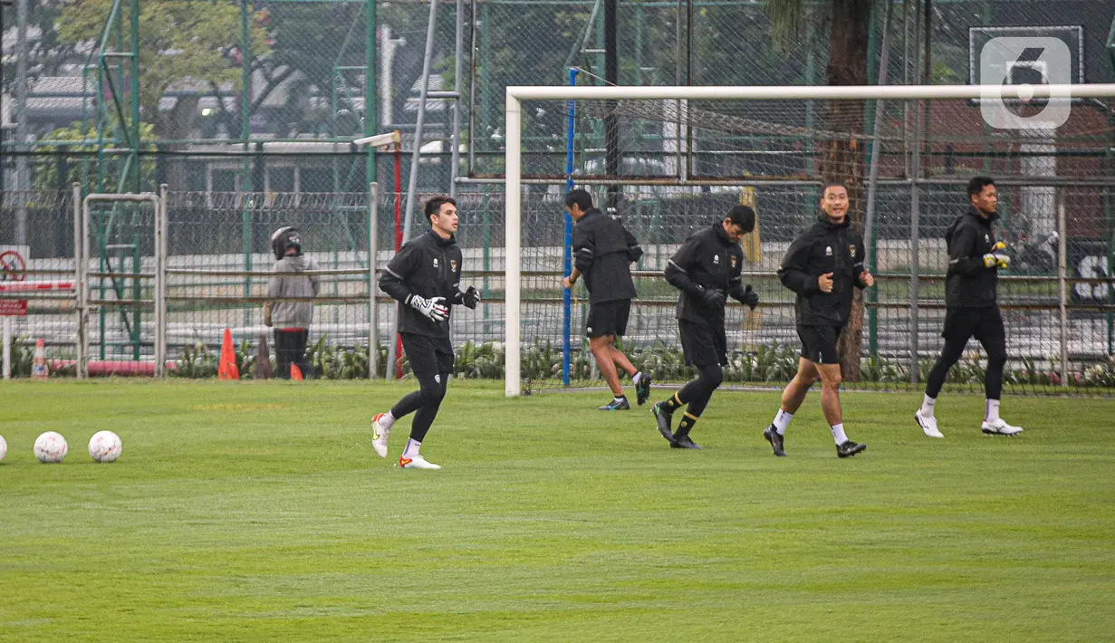 Sejumlah pesepak bola Timnas Indonesia berlatih menjelang semifinal Leg 1 Piala AFF 2022 menjamu Vietnam, di Lapangan A Kompleks Gelora Bung Karno, Jakarta, Rabu (4/1/2023). Timnas Indonesia sulit berlatih karena hujan deras yang menyebabkan Lapangan A SUGBK banjir dan banyak genangan. (Liputan6.com/Faizal Fanani)