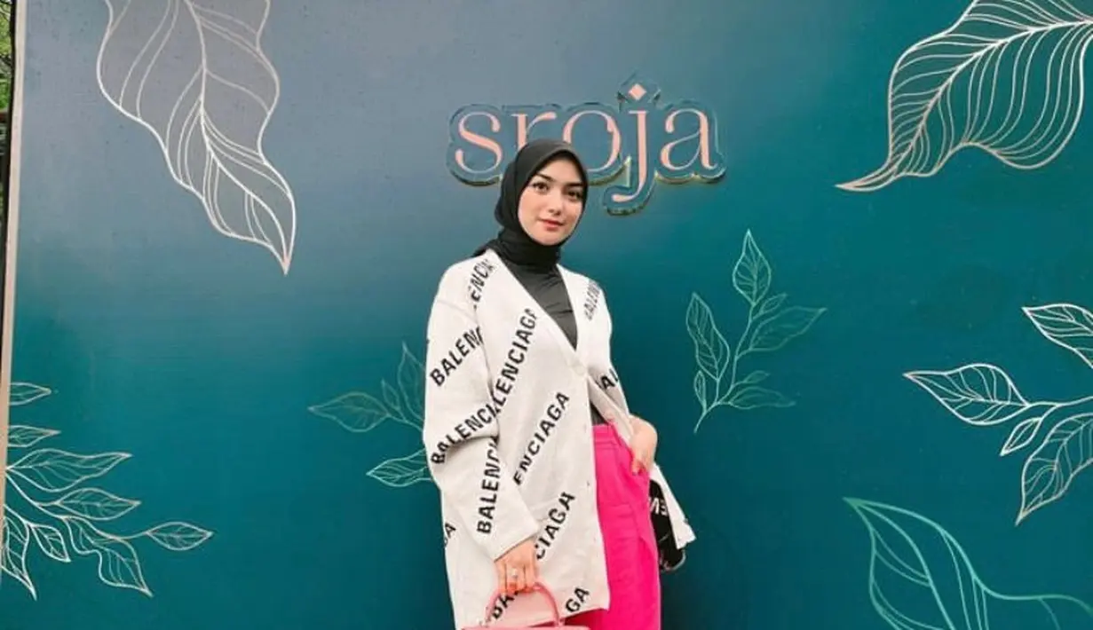 Tampil modis, padu padan cardigan putih dengan celana kulot fuschia ala Citra Kirana menarik untuk disontek. @citraciki.