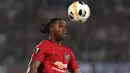 Bek Manchester United, Aaron Wan-Bissaka berusaha mengontrol bola saat bertanding melawan Partizan Belgrade pada pertandingan lanjutan Grup L Liga Europa di stadion Partizan di Belgrade, Serbia (24/10/2019). MU menang tipis 0-1 atas Partizan Belgrade. (AP Photo/Darko Vojinovic)