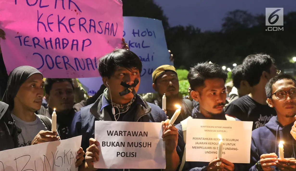Wartawan dari berbagai media yang tergabung dalam Wartawan Hitam Jakarta menggelar unjuk rasa di depan Istana Merdeka, Jakarta, Kamis (26/9/2019). Mereka mengecam kekerasan terhadap jurnalis oleh kepolisian saat peliputan unjuk rasa di Gedung DPR. (Liputan6.com/Angga Yuniar)