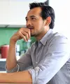 Dalam film terbarunya, Jakarta Undercover, Oka Antara berperan sebagai wartawan. Ia mulai tertarik menginvestigasi kehidupan malam di Ibu Kota. Banyak tantangan bermain dalam film yang diangkat dari kisah novel tersebut. (Adrian Putra/Bintang.com)