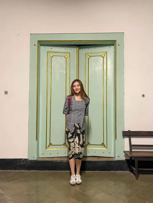 Padu padan kebaya yang lebih kasual untuk sehari-hari, Aaliyah Massaid memadukan kebaya hitam bersiluet modern yang sederhana, dengan kain batik hitam bercorak floral yang serasi. [Instagram/aaliyah.massaid]
