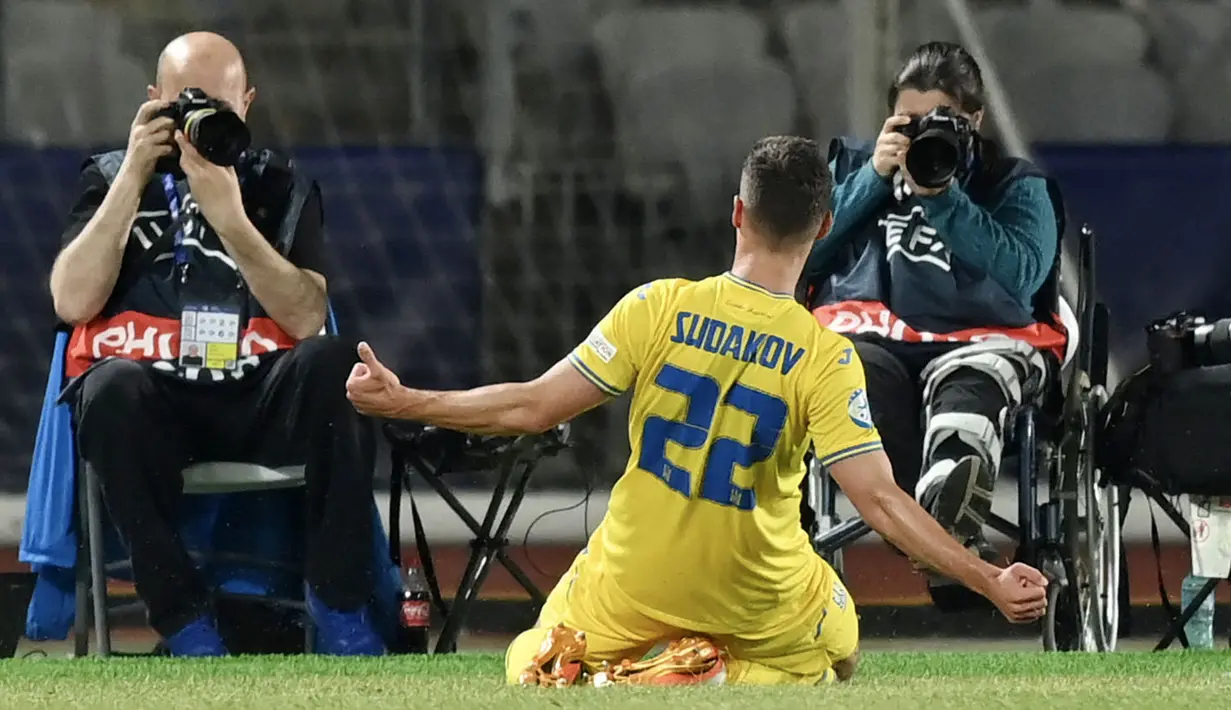 Pemain Timnas Ukraina U-21, Georgiy Sudakov, melakukan selebrasi setelah mencetak gol ke gawang Prancis U-21 pada laga perempat final Euro U-21 2023 di Cluj Arena, Rumania, Senin (3/7/2023). Ukraina menang dengan skor 3-1. (Photo by MIHAI BARBU / AFP)