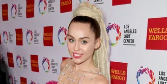 Miley Cyrus, penyanyi yang tak pernah lepas dari hal-hal unik, mulai dari gaya berpakaian sampai pola pikir. Seperti belakangan ini, Miley menyebut dirinya sebagai panseksual. (AFP/Bintang.com)
