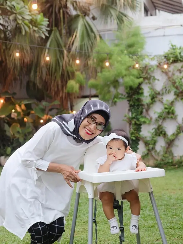 Jadi Cucu Kesayangan, Ini 6 Momen Alea Anak Raditya Dika Bareng Neneknya
