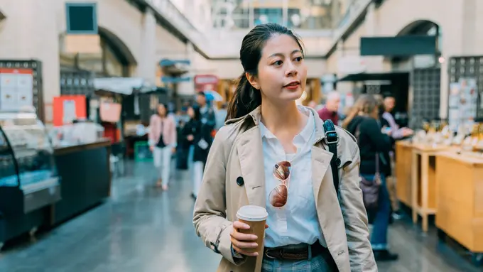 perempua dan jalan kaki bahagia