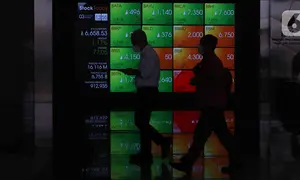 Pekerja melintas di depan layar Indeks Harga Saham Gabungan (IHSG) di BEI, Jakarta, Senin (3/1/2022). Pada pembukan perdagagangan bursa saham 2022 Indeks Harga Saham Gabungan (IHSG) langsung menguat 7,0 poin atau 0,11% di level Rp6.588,57. (Liputan6.com/Angga Yuniar)