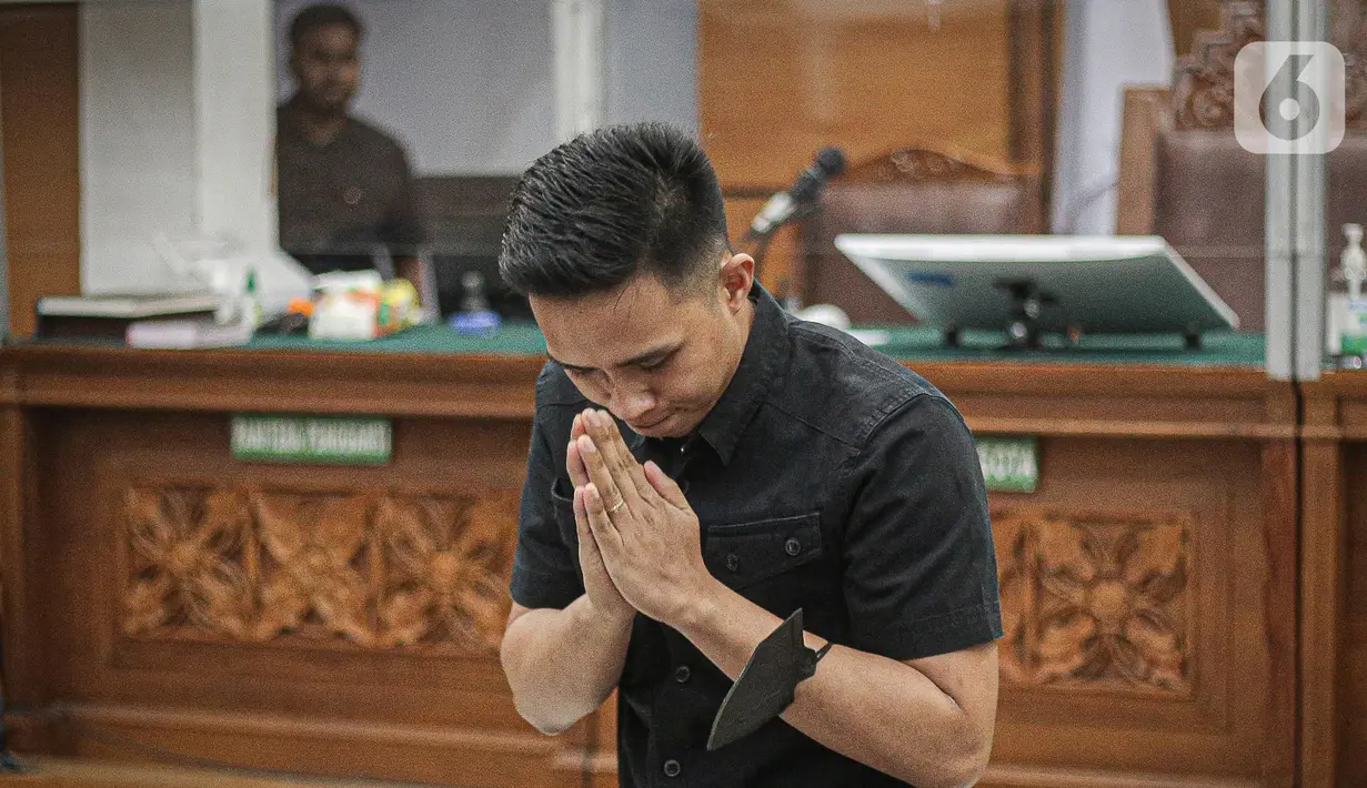 Terdakwa kasus pembunuhan berencana Brigadir Yosua Hutabarat, Richard Eliezer alias Bharada E memberi salam sebelum menjalani sidang tuntutan di Pengadilan Negeri Jakarta Selatan, Jakarta, Rabu (25/1/2023). Jaksa menilai Bharada E telah bersalah melakukan pembunuhan terhadap Brigadir J. Dalam surat tuntutan, Bharada E dinilai melanggar Pasal 340 juncto Pasal 55 ayat (1) ke-1 KUHP. (Liputan6.com/Faizal Fanani)