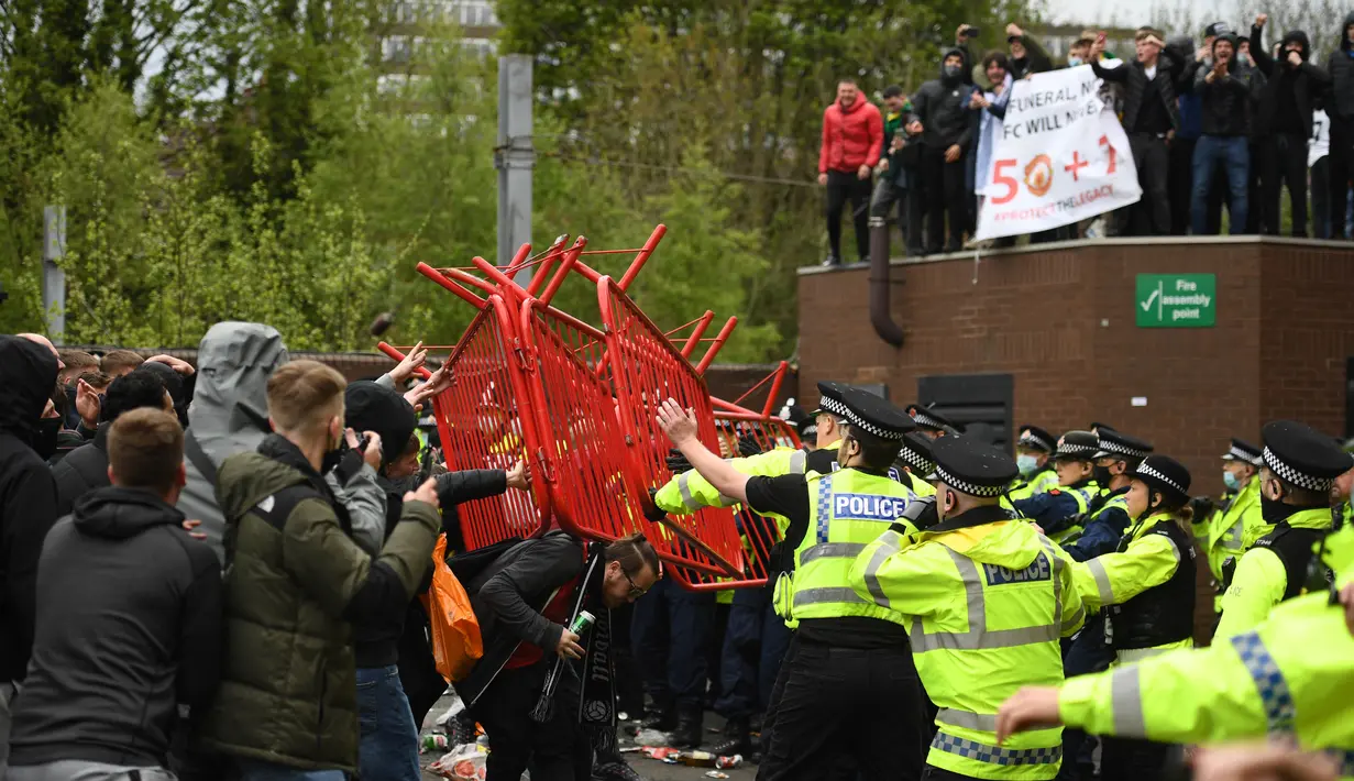 Sekitar 10.000 penggemar Manchester United menyerbu di luar Old Trafford, untuk menyuarakan penolakan mereka agar keluarga Glazer out. (Foto: AFP/Oli Scarff)