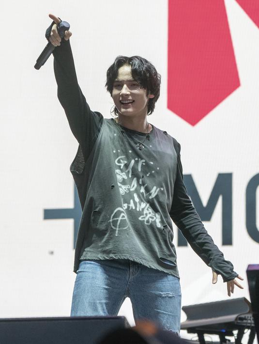 Huening Kai dari Tomorrow X Together tampil pada hari ketiga Festival Musik Lollapalooza di Grant Park, Chicago, Amerika Serikat, 30 Juli 2022. (Photo by Amy Harris/Invision/AP)