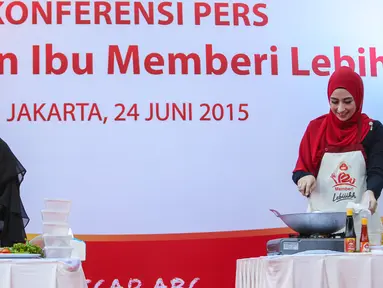 Umi Pipik (kiri) dan Annisa Trihapsari saat di acara 'Gerakan Ibu Memberi Lebih', Jakarta, Rabu (24/6/2015). Rencananya kegiatan ini akan digelar secara serentak di 30 kota di Pulau Jawa pada 5 Juli mendatang (Liputan6.com/Faizal Fanani)
