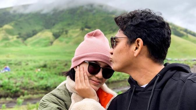 Terlibat cinta lokasi di FTV, ini potret mesra Masayu Clara dan kekasih. (Sumber: Instagram/@masayuclara)