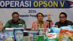 Kepala BPOM, Roy Sparringa (tengah) memberikan keterangan terkait hasil operasi Opson V di Gedung BPOM, Jakarta, Selasa (12/4/2016). BPOM menyita 12 truk pangan illegal dengan nilai lebih dari 6,3 miliar rupiah. (Liputan6.com/Helmi Fithriansyah)