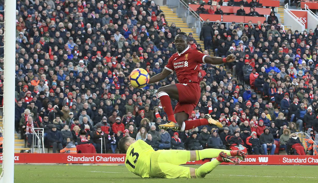 Aksi Sadio Mane mencetak gol ke gawang West Hsam pada laga Premier League pekan ke-28 di Anfield Stadium, Liverpool, (24/2/2018). Liverpool menang 4-1. (Peter Byrne/PA via AP)