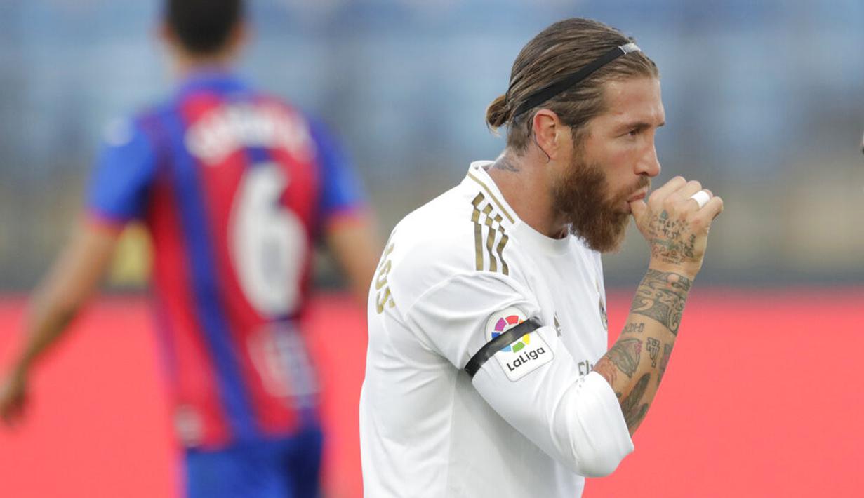 Bek Real Madrid, Sergio Ramos, melakukan selebrasi usai membobol gawang Eibar pada laga La Liga di Estadio Alfredo Di Stefano, Senin (15/6/2020). Real Madrid menang 3-1 atas Eibar. (AP/Bernat Armangue)