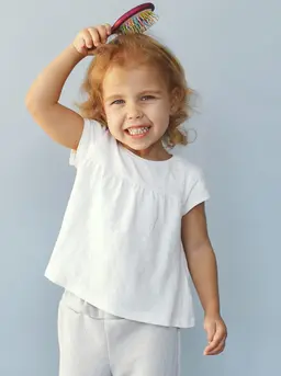 Panduan praktis bagi orangtua untuk merawat rambut balita agar tumbuh lebih sehat dan lebat melalui langkah yang sederhana, aman, dan mudah diterapkan di rumah. (Foto: prostooleh/Freepik)