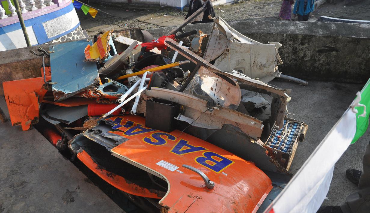 Bangkai helikopter Basarnas yang jatuh di Temanggung, Jawa Tengah (3/7). Berdasarkan informasi heli diduga jatuh di area perbukitan Gunung Butak, Desa Canggal Bulu, Candiroto, Temanggung. (AFP Photo/STR)