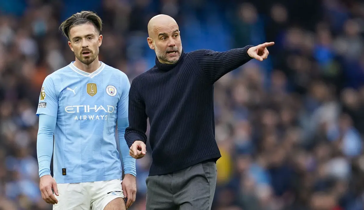 Reaksi tak puas pelatih Manchester City, Pep Guardiola kepada pemainnya, Jack Grealish usai ditahan imbang 0-0 Arsenal setelah berakhirnya laga pekan ke-30 Premier League 2023/2024 di Etihad Stadium, Manchester, Minggu (31/3/2024). (AP Photo/Dave Thompson)